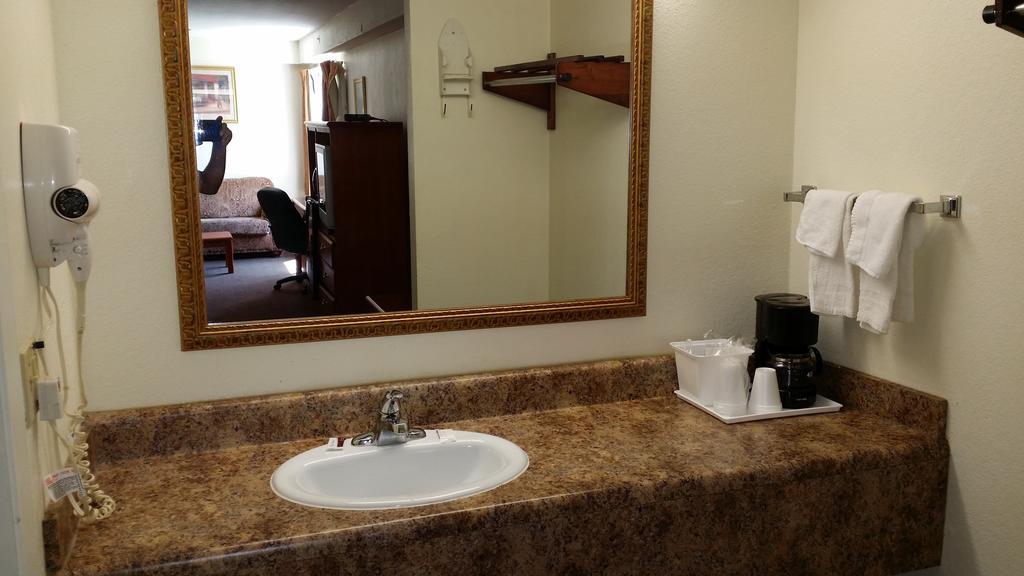 Cajun Inn Shreveport Room photo